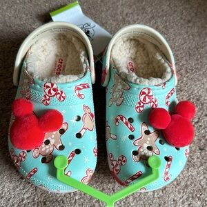 Crocs Disneyland Mickey Christmas lined multicolor comfy kid shoes C9 slip on